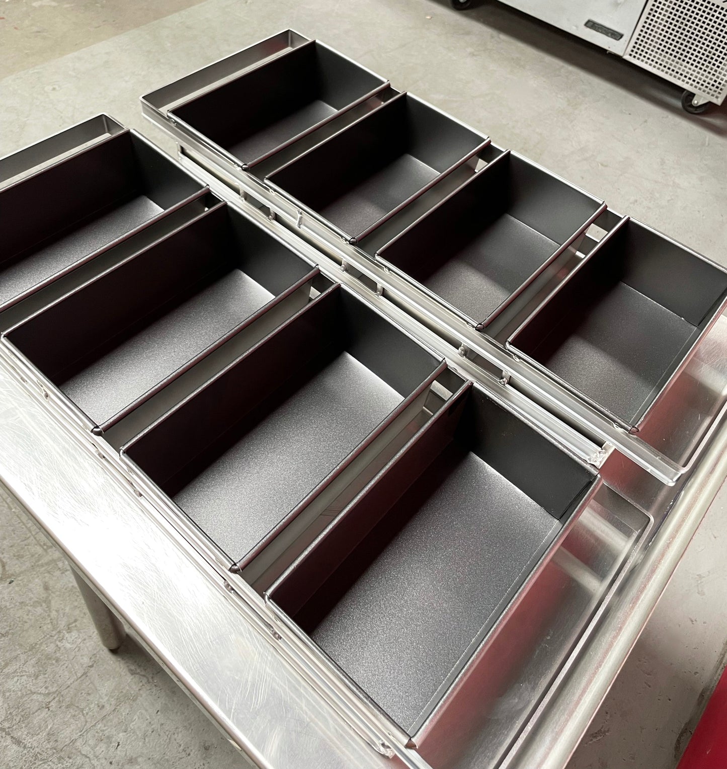 LOT OF 5 BRAND NEW 4-Strap Lightweight Bread Loaf Baking Pans