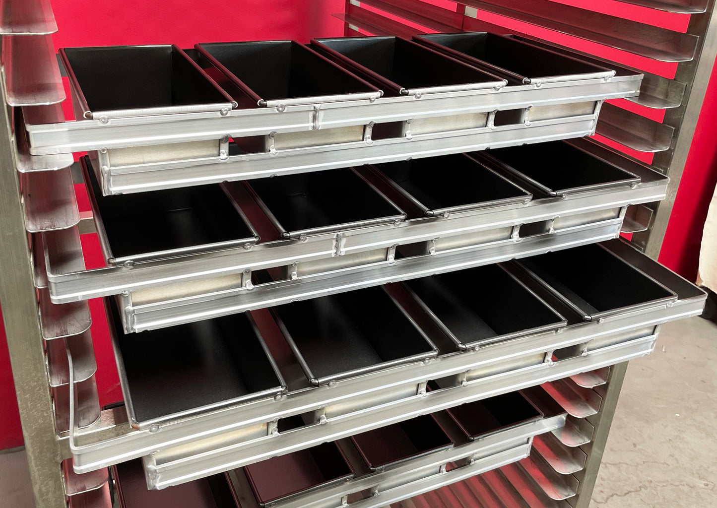 LOT OF 5 BRAND NEW 4-Strap Lightweight Bread Loaf Baking Pans