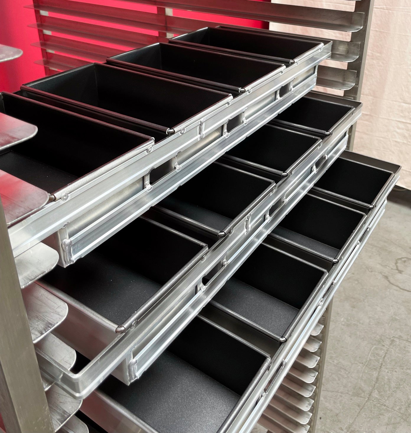 LOT OF 5 BRAND NEW 4-Strap Lightweight Bread Loaf Baking Pans