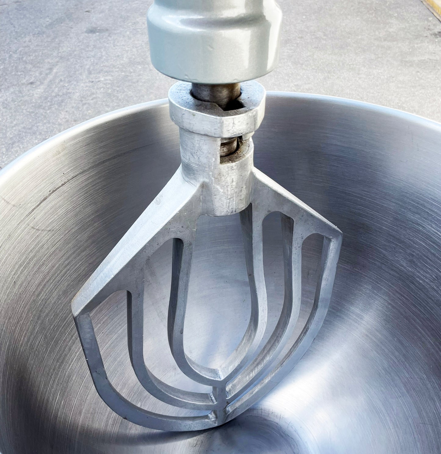Hobart (H-600T) 60 Quart 4 Speed Bakery Restaurant Commercial Dough Food Mixer