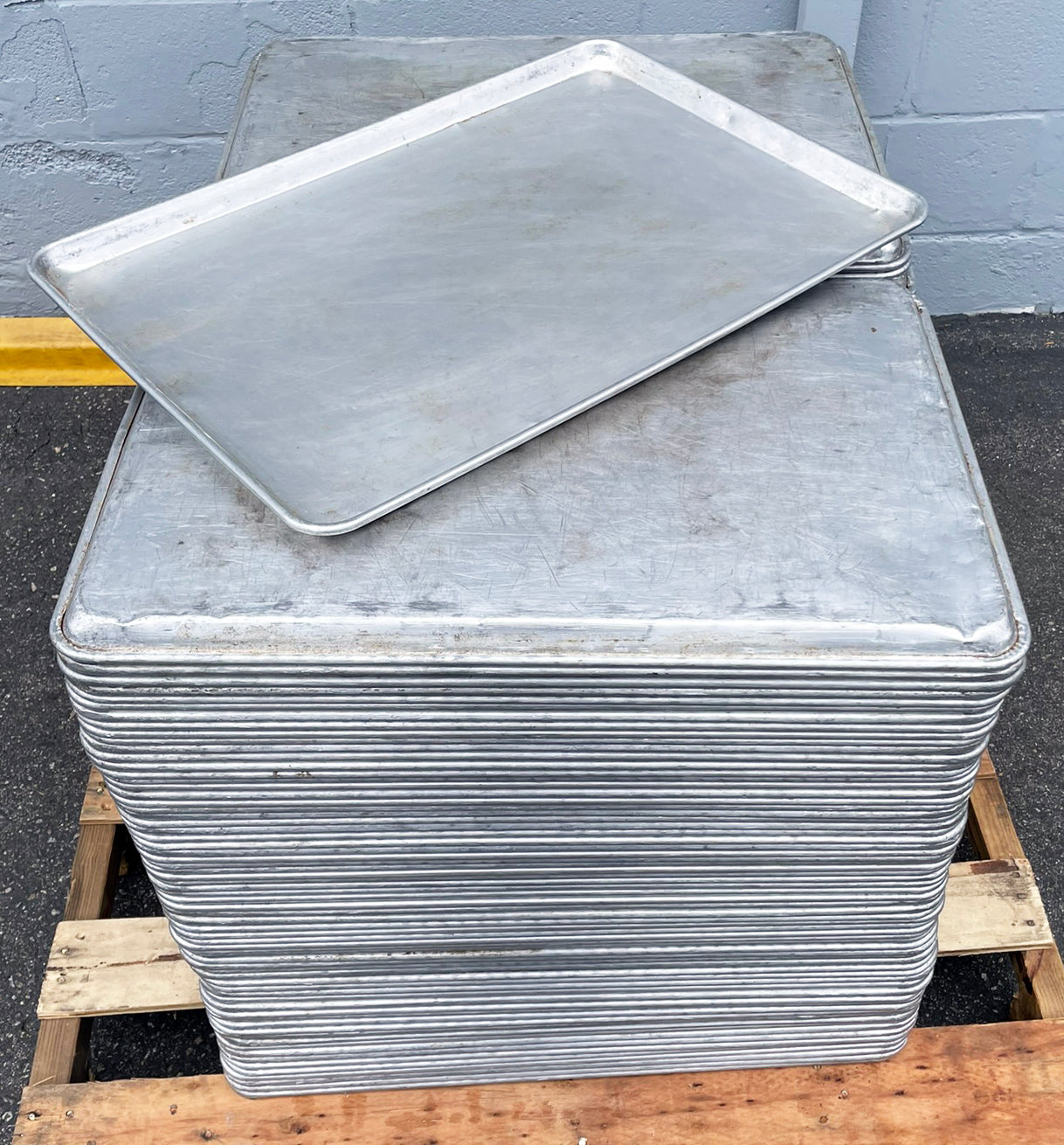 Lot Of 100 Full-Size (18″ x 26″) 16 Gauge Heavy-Duty Baking Cooking Sheet Pans