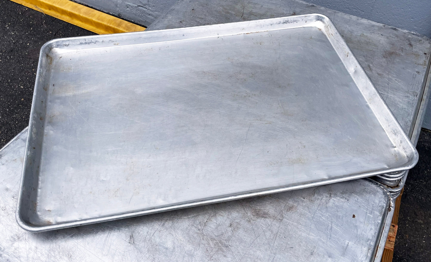 Lot Of 100 Full-Size (18″ x 26″) 16 Gauge Heavy-Duty Baking Cooking Sheet Pans