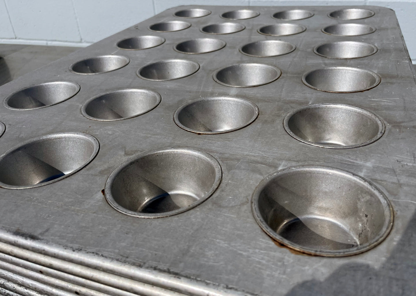 Lot Of 10 Chicago Metallic (45605) 24-Cup Glazed Bakery Muffin Cupcake Pans