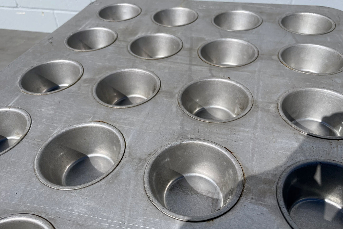 Lot Of 10 Chicago Metallic (45605) 24-Cup Glazed Bakery Muffin Cupcake Pans