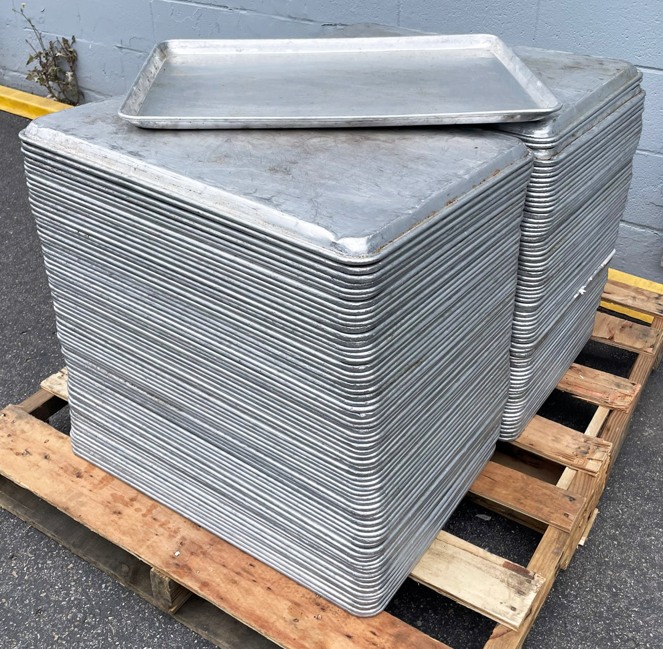 Lot Of 100 Full-Size (18″ x 26″) 16 Gauge Heavy-Duty Baking Cooking Sheet Pans